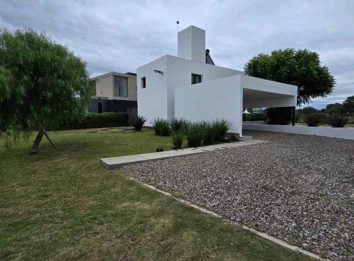 Casa · 90m² · 1 Dormitorio · 2 Cocheras