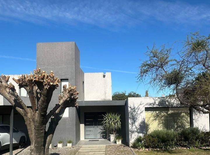 Casa · 300m² · 5 Ambientes · 2 Cocheras