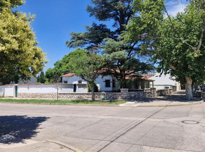 Casa · 300m² · 9 Ambientes · 1 Cochera