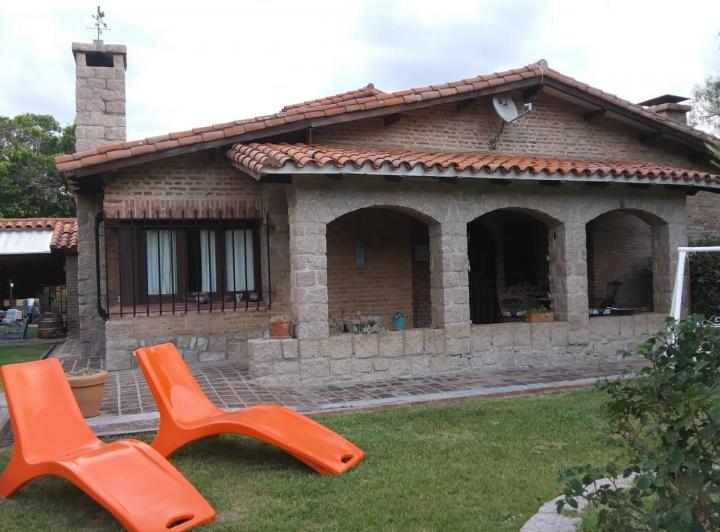 Casa · 850m² · 8 Dormitorios · 6 Cocheras