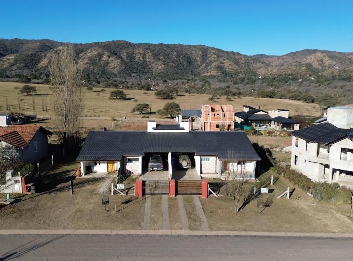 Casa · 215m² · 5 Ambientes · 2 Cocheras