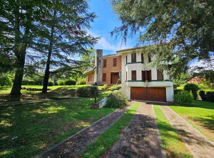 Casa · 280m² · 3 Dormitorios · 2 Cocheras