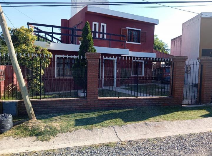 Casa · 217m² · 4 Ambientes · 2 Cocheras