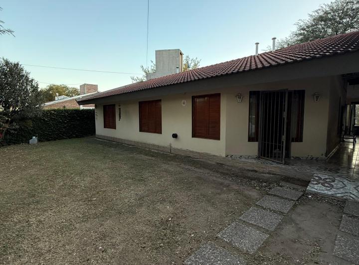 Casa · 200m² · 3 Ambientes · 2 Cocheras