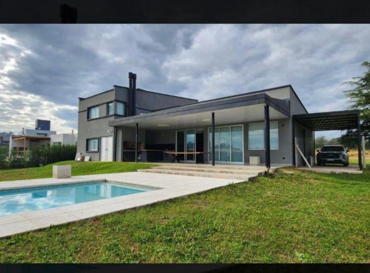 Casa · 240m² · 6 Ambientes · 3 Cocheras