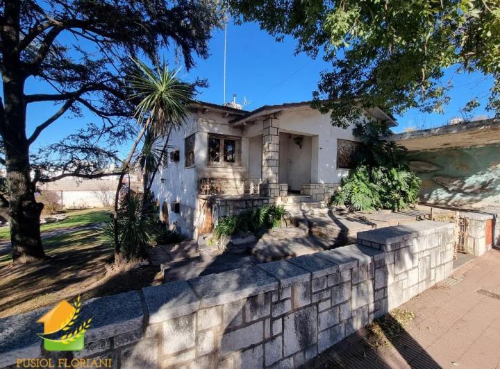 Casa · 319m² · 8 Ambientes · 3 Cocheras