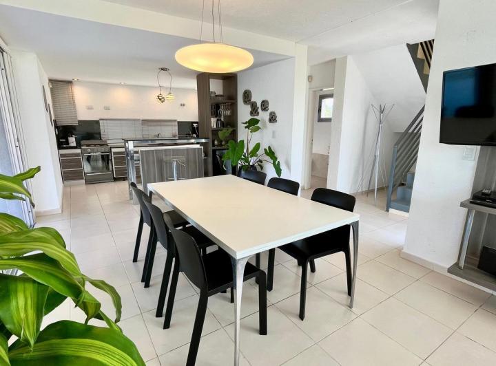 Casa · 180m² · 4 Ambientes · 4 Cocheras