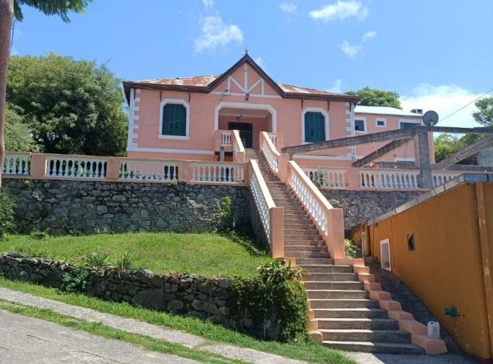 Casa · 400m² · 12 Ambientes · 1 Cochera