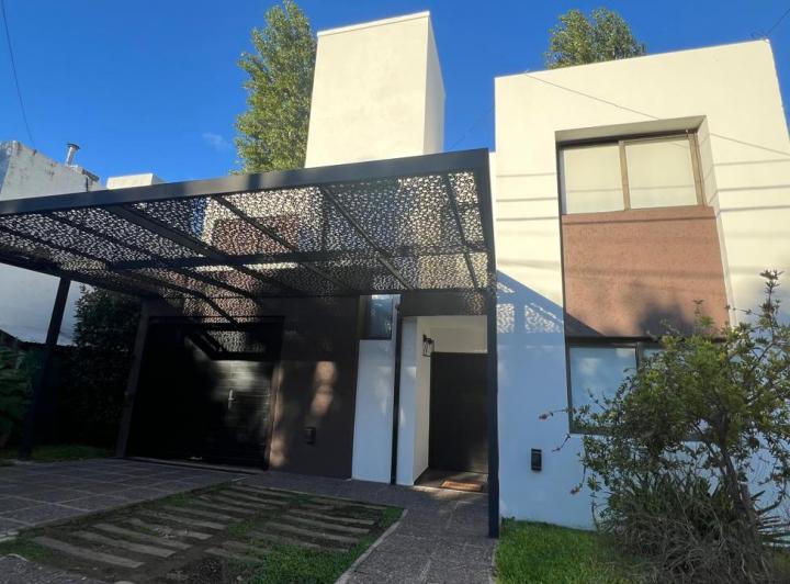 Casa · 220m² · 8 Ambientes · 3 Cocheras