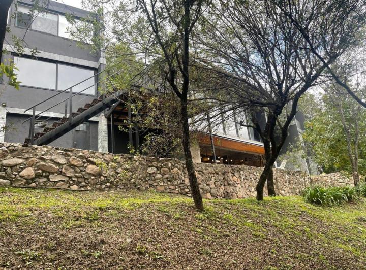 Casa · 550m² · 4 Ambientes · 2 Cocheras