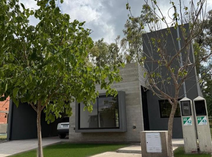 Casa · 189m² · 5 Ambientes · 2 Cocheras