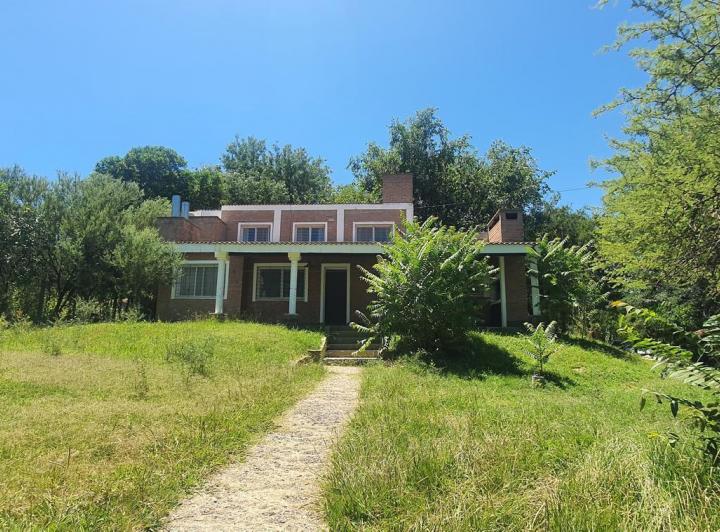 Casa · 2200m² · 4 Ambientes · 1 Cochera