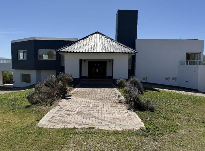 Casa · 483m² · 5 Ambientes · 3 Cocheras