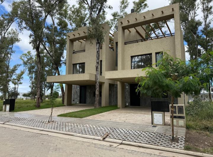 Casa · 220m² · 9 Ambientes · 2 Cocheras