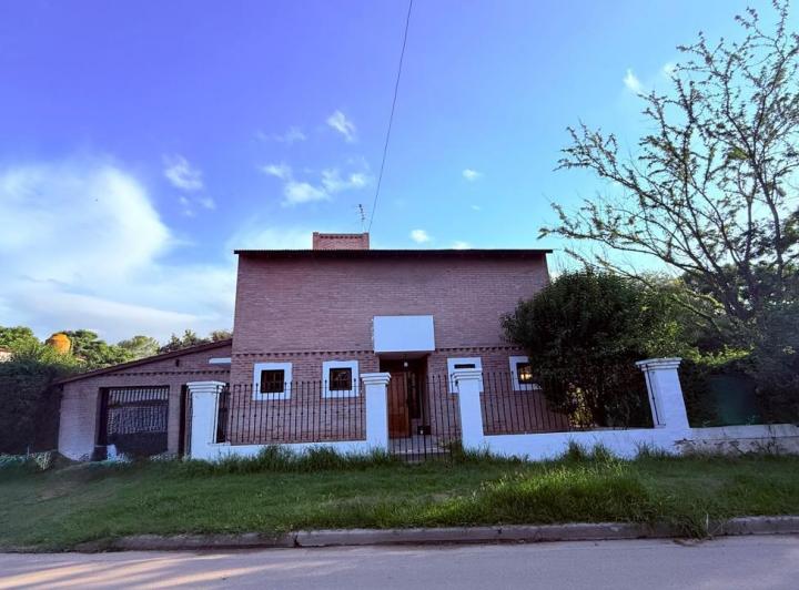 Casa · 339m² · 7 Ambientes · 2 Cocheras