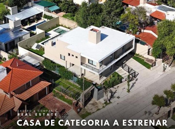 Casa · 350m² · 7 Ambientes · 1 Cochera