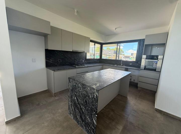 Casa · 240m² · 5 Ambientes