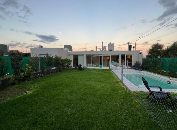 Casa · 163m² · 6 Ambientes · 2 Cocheras