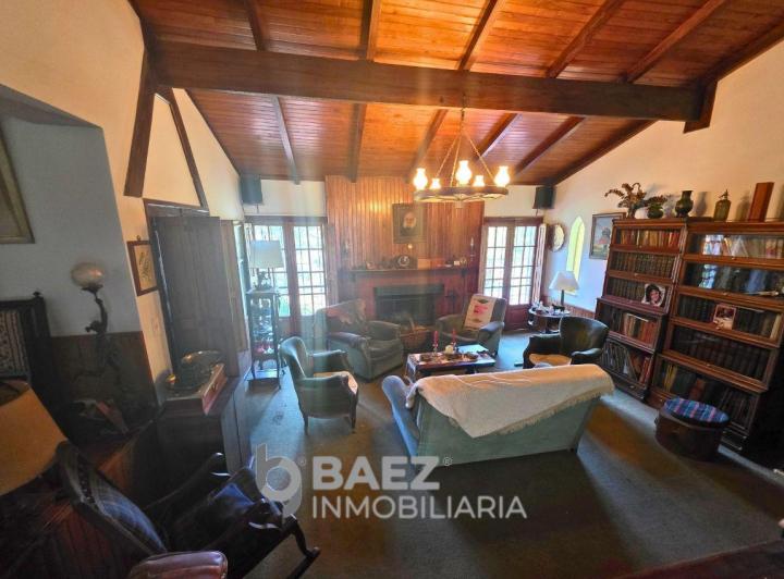 Casa · 284m² · 6 Ambientes · 2 Cocheras