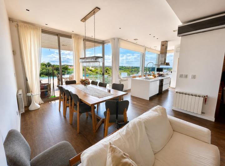 Casa · 352m² · 6 Ambientes · 2 Cocheras