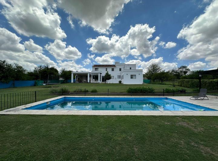Casa · 380m² · 8 Ambientes · 2 Cocheras