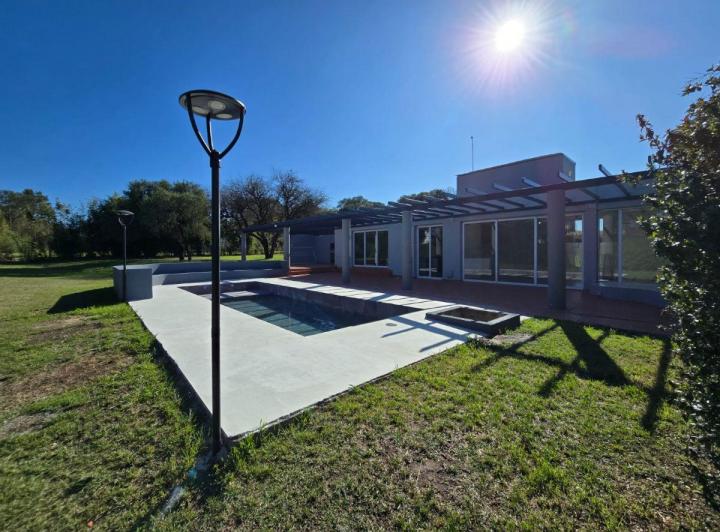Casa · 300m² · 5 Ambientes · 2 Cocheras