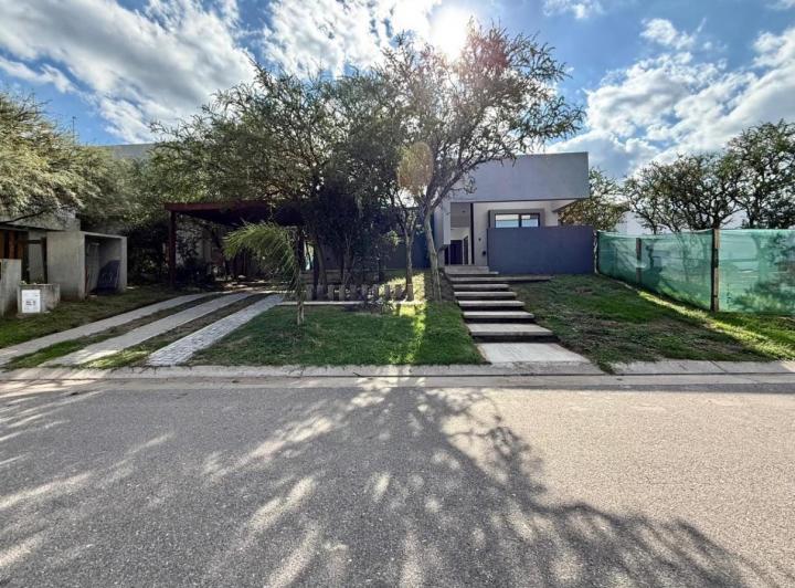 Casa · 180m² · 5 Ambientes · 2 Cocheras