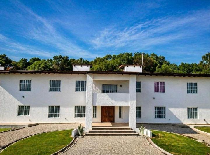 Casa · 600m² · 20 Ambientes · 5 Cocheras