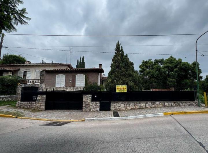 Casa · 400m² · 3 Ambientes · 1 Cochera