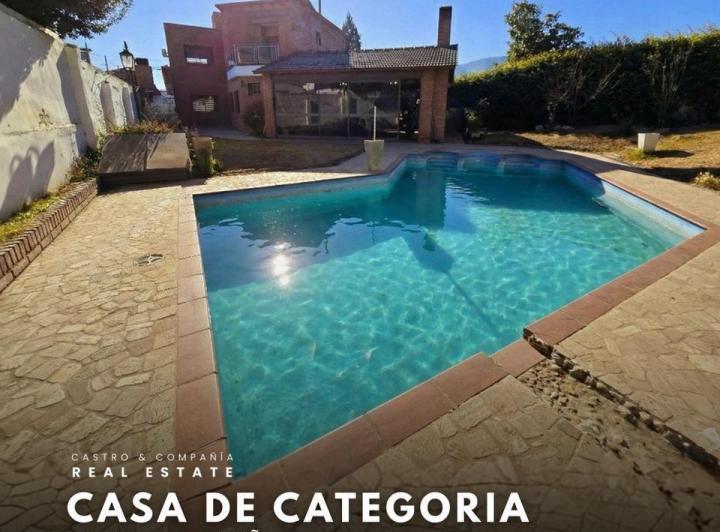 Casa · 266m² · 7 Ambientes · 1 Cochera