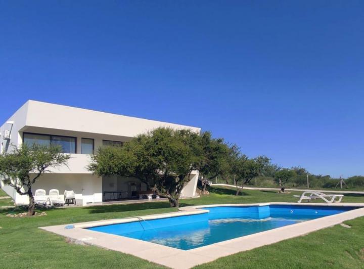 Casa · 390m² · 4 Dormitorios · 4 Cocheras