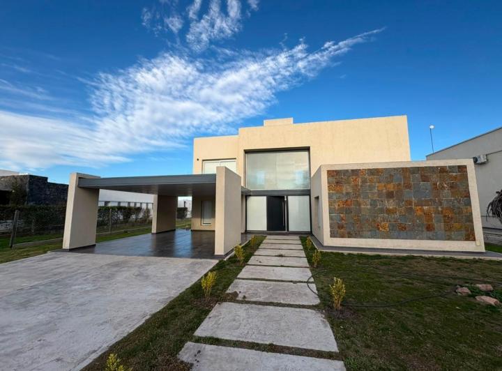 Casa · 352m² · 3 Dormitorios · 2 Cocheras