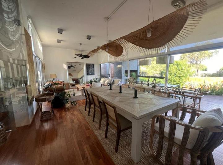 Casa · 330m² · 8 Ambientes · 2 Cocheras