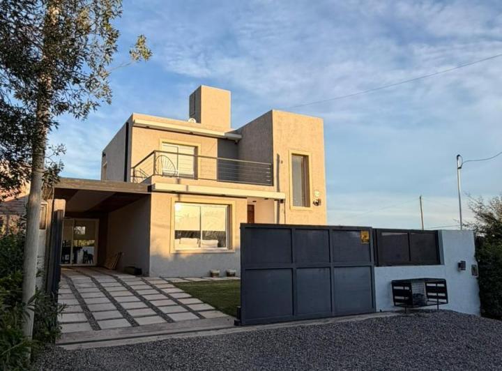 Casa · 180m² · 3 Dormitorios · 1 Cochera