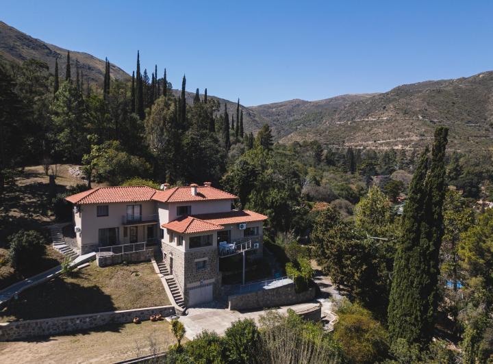 Casa · 362m² · 4 Dormitorios · 5 Cocheras