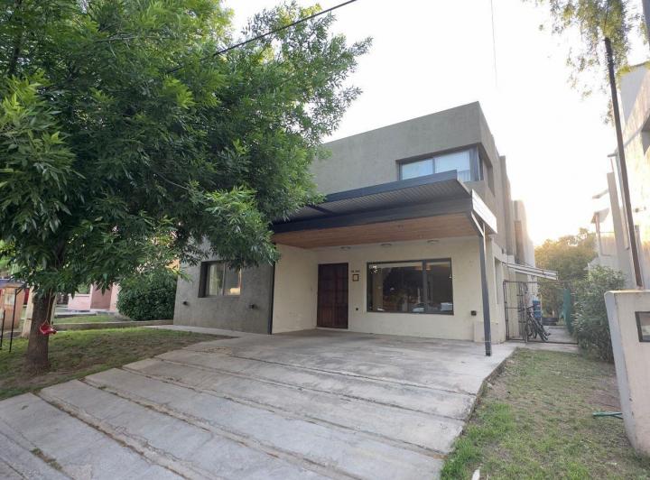 Casa · 302m² · 9 Ambientes · 2 Cocheras