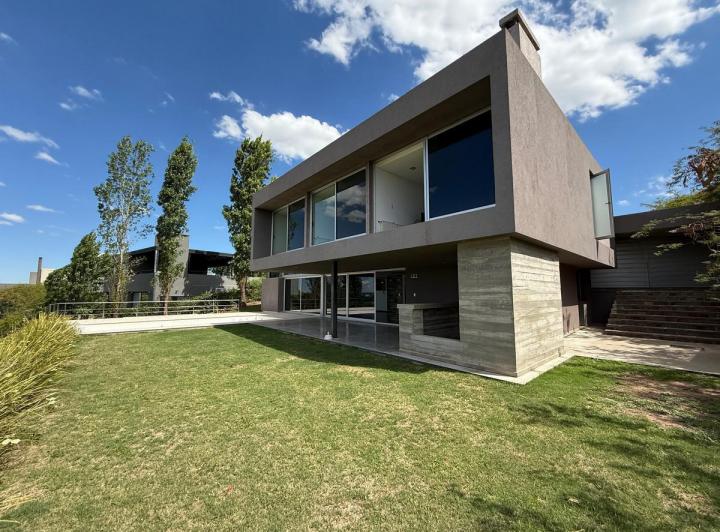 Casa · 461m² · 13 Ambientes · 2 Cocheras