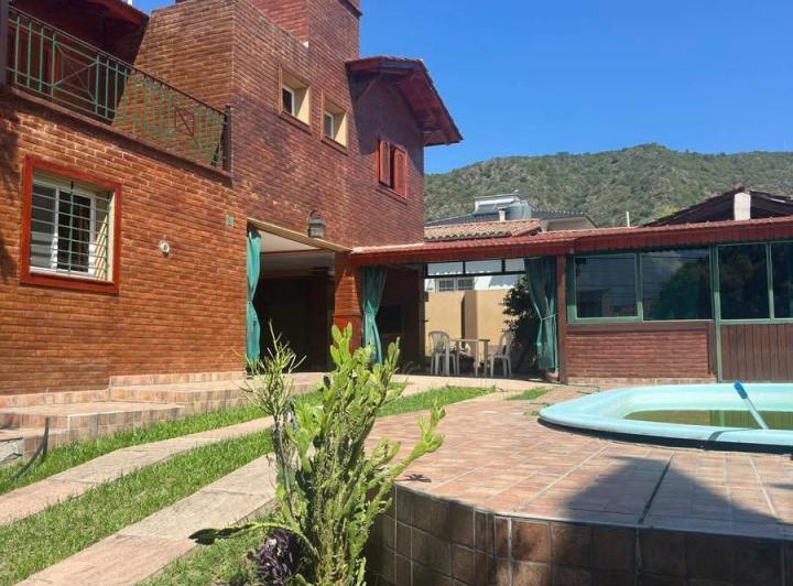 Casa · 212m² · 4 Ambientes · 1 Cochera