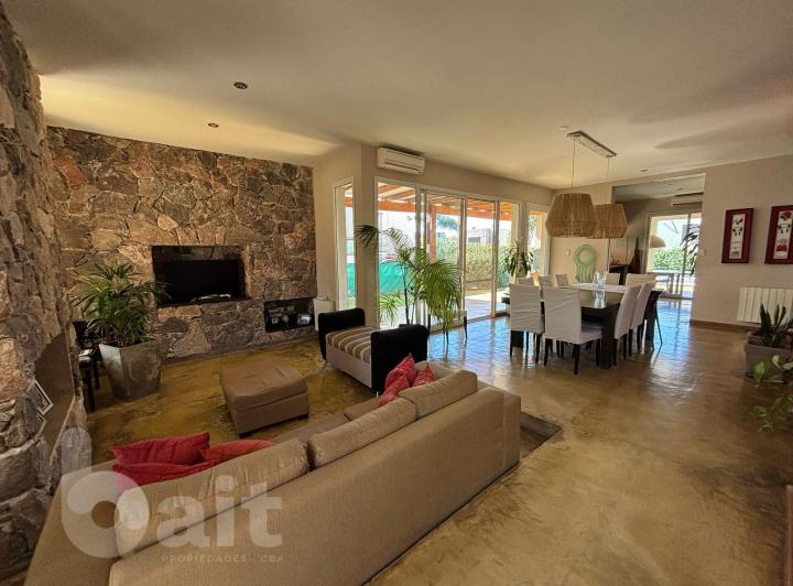 Casa · 240m² · 7 Ambientes · 2 Cocheras