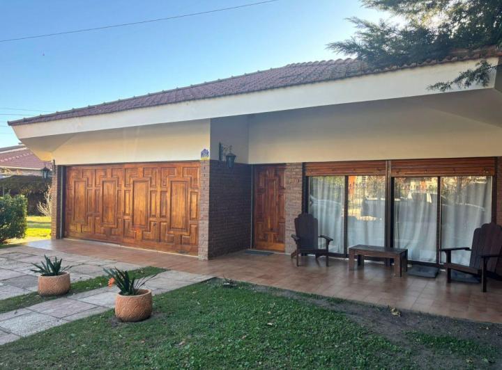Casa · 255m² · 5 Ambientes · 2 Cocheras