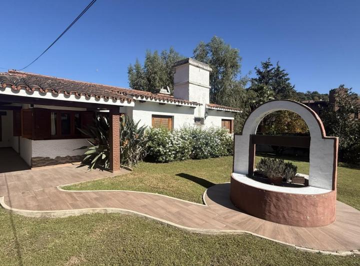 Casa · 438m² · 8 Ambientes · 2 Cocheras