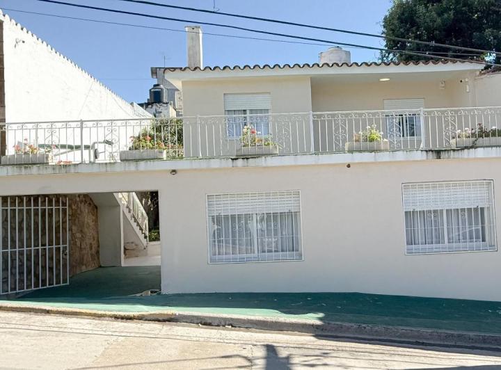 Casa · 163m² · 9 Ambientes · 1 Cochera