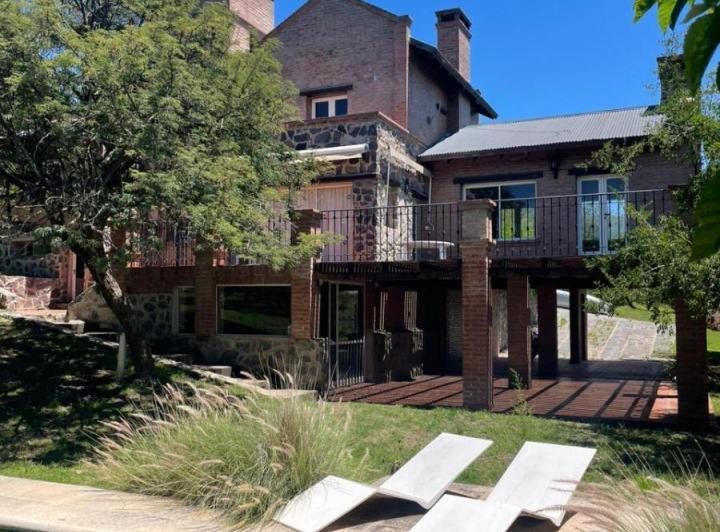 Casa · 334m² · 7 Ambientes · 4 Cocheras