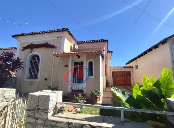 Casa · 212m² · 9 Ambientes · 1 Cochera