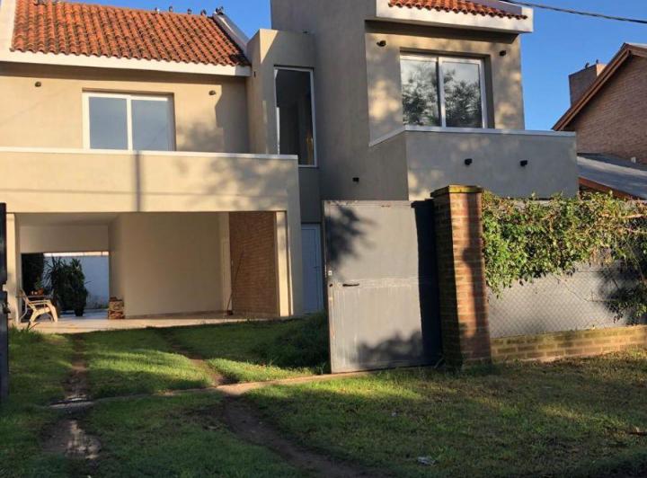 Casa · 224m² · 2 Ambientes · 3 Cocheras