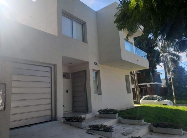 Casa · 250m² · 2 Ambientes · 2 Cocheras