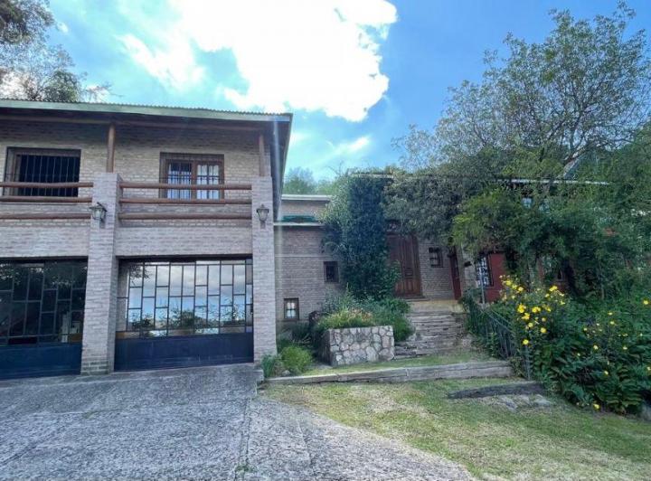 Casa · 270m² · 2 Ambientes · 2 Cocheras