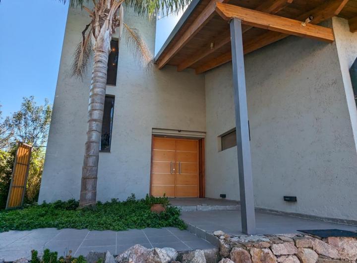 Casa · 392m² · 3 Dormitorios · 2 Cocheras