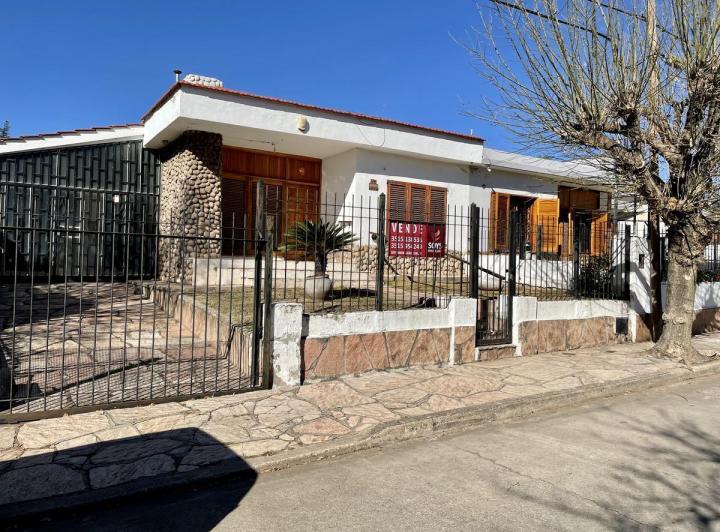 Casa · 180m² · 5 Ambientes · 2 Cocheras