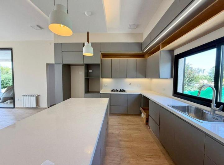 Casa · 320m² · 4 Ambientes · 2 Cocheras